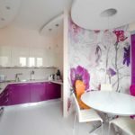 Fleurs stylisées dans une cuisine lilas - pour créer un intérieur plus doux