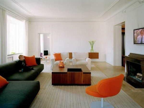 Par exemple, une large corniche dans un intérieur moderne (plâtre ou polyuréthane)