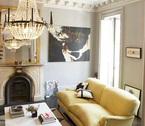La partie supérieure du plafond est décorée de moulures en stuc, un socle haut est fait et des ouvertures de portes et de fenêtres sont décorées. La cheminée classique ajoute du charme