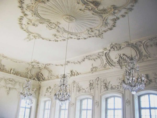 Moulage en stuc à l'intérieur: ces motifs complexes sont définitivement des décorations en plâtre