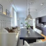 Cet intérieur tend vers le minimalisme, mais le moulage en stuc ne le gâche pas du tout