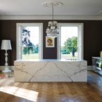 La rosace en stuc au plafond semble organique