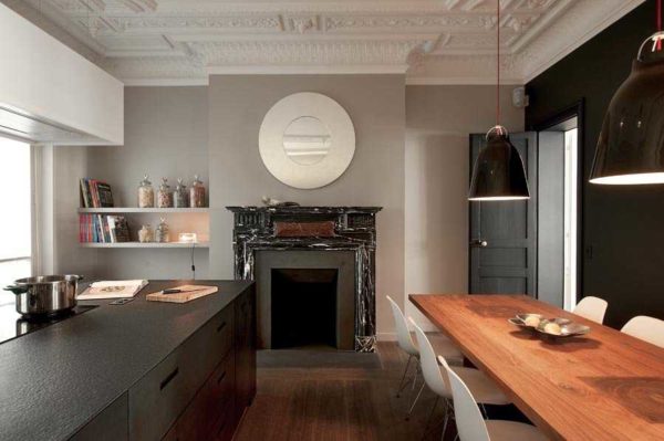 Le moulage en stuc à l'intérieur d'une grande cuisine moderne ne semble pas non plus superflu.