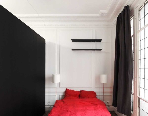 Les moulures de la chambre sont plus que appropriées. Ils ajoutent douceur et intimité à l'environnement.