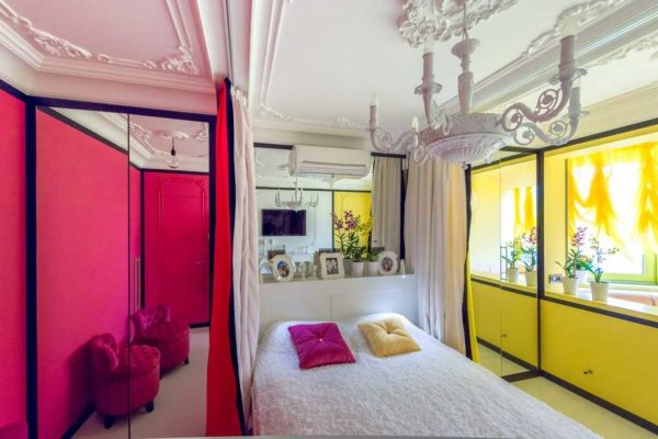 Chambre lumineuse décorée avec une décoration en stuc
