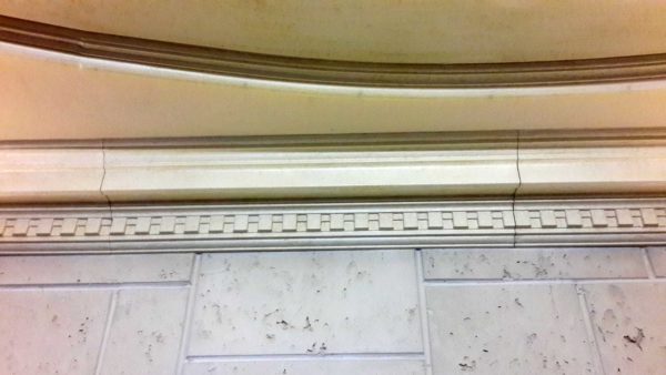 La décoration en stuc pour l'intérieur en mousse de polyuréthane est bonne pour tout le monde ... ce n'est que les fissures