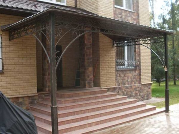 Avec supports sur piliers et métal ajouré pour la décoration