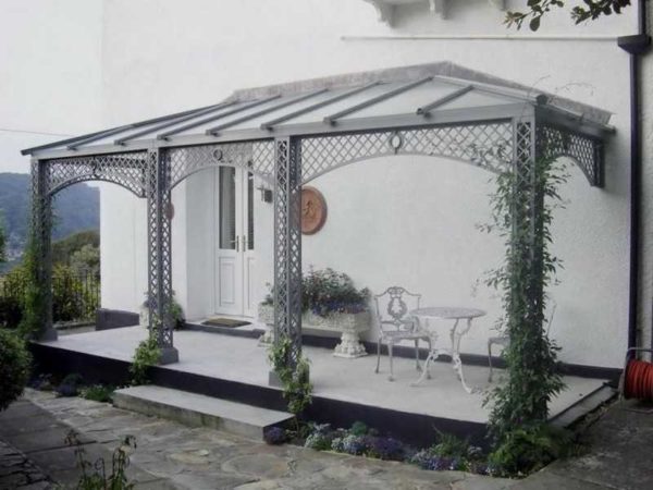 La verrière au-dessus du porche est non seulement au-dessus de la porte d'entrée, mais également au-dessus de la terrasse.