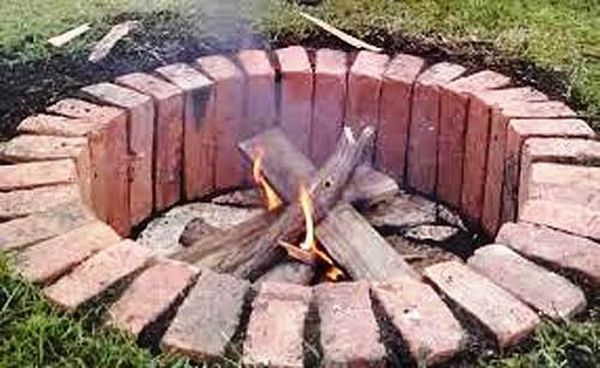 Un tel foyer pour un feu peut être fait de brique en quelques heures