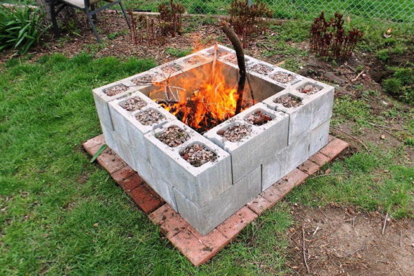 Vous pouvez préparer le site comme ça ... Au fait, une idée intéressante est d'utiliser des blocs de béton, en chargeant les vides avec des cailloux ou des gravats