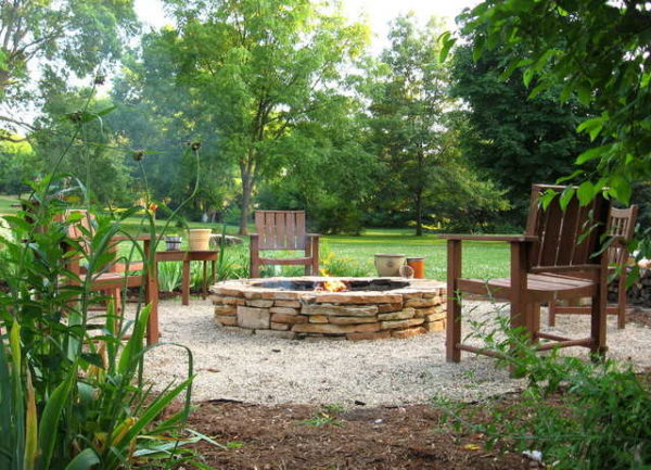 Si vous équipez un site de feu de camp avec un feu de joie et mettez quelques bancs, vous obtenez un endroit très confortable