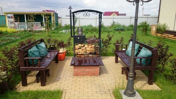 Vous pouvez le couvrir des pluies avec un bouclier renversé des planches et l'utiliser comme table