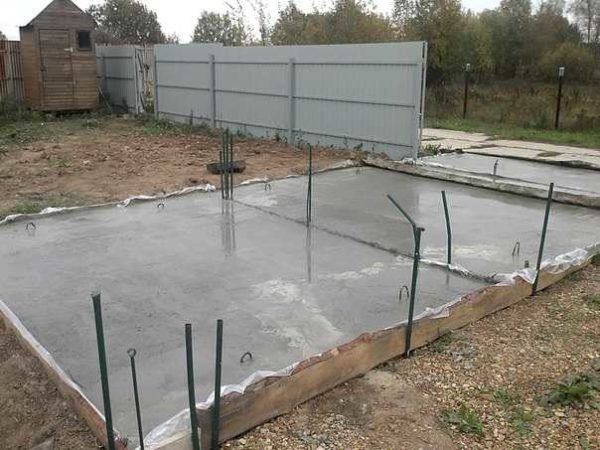 Parking en béton pour une voiture dans le pays en cours de fabrication