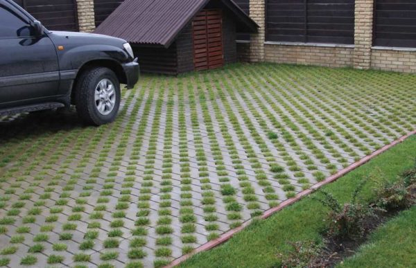Les grilles de stationnement ne sont pas en plastique, mais en béton avec des trous pour l'herbe