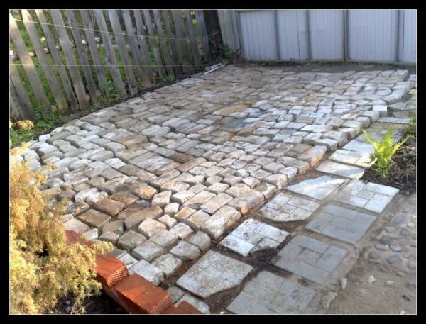 Parking pour voitures de ce qui est à portée de main