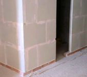 Voici à quoi ressemble la cloison finie de la languette et de la rainure séparant la salle de bain dans un nouveau bâtiment