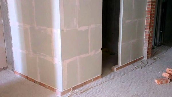 Voici à quoi ressemble la cloison finie de la languette et de la rainure séparant la salle de bain dans un nouveau bâtiment