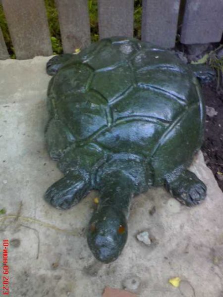 Tortues et champignons en béton - ils sont le plus souvent fabriqués par des sculpteurs novices