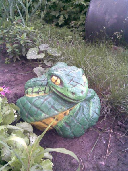 Ce serpent a été gratté d'un monolithe en béton