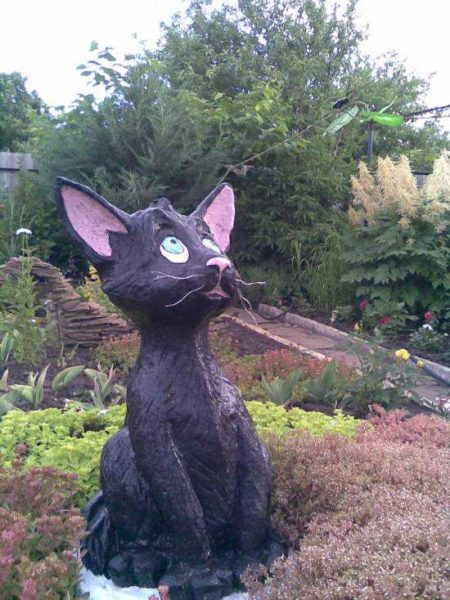 Le chat est grand - plus de 160 cm à la base de la broche. La tête a été fabriquée séparément, puis reliée au corps