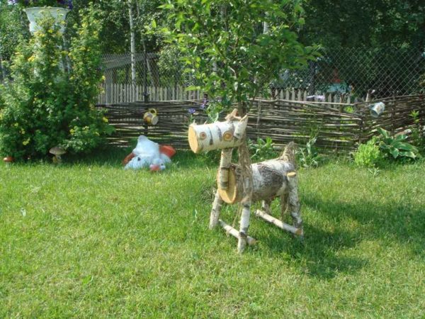 Les figurines de jardin en bois ne sont pas forcément sculptées. Il peut y en avoir - à partir de blocs. Un cheval merveilleux!