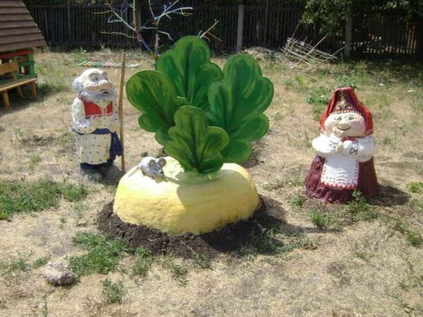 La chose la plus intéressante à propos de ces figurines de jardin en béton est que les vêtements sont réels, juste trempés dans une solution de béton, et après séchage, ils sont peints