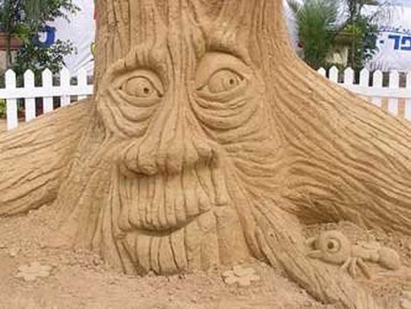Une sorte de forestier fait d'un arbre desséché