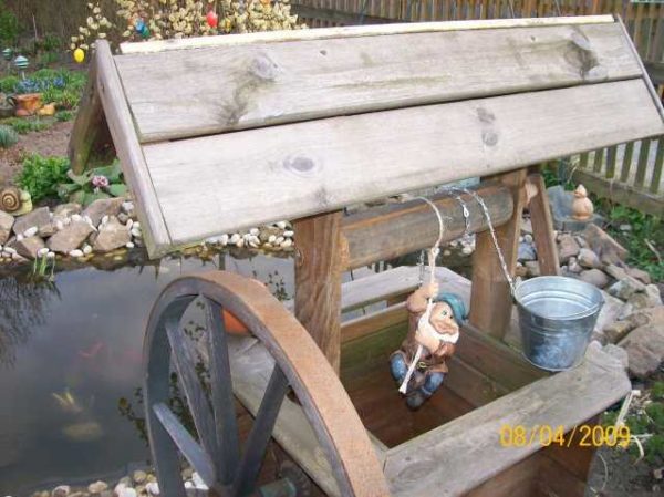 Gnome mignon comme décoration du puits