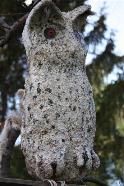 Pour que le plumage d'un hibou ressemble à un vrai, de la sciure de bois a été ajoutée à la solution