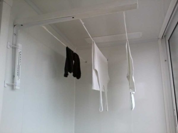 La version la plus simple d'un sèche-linge fait maison sur la loggia