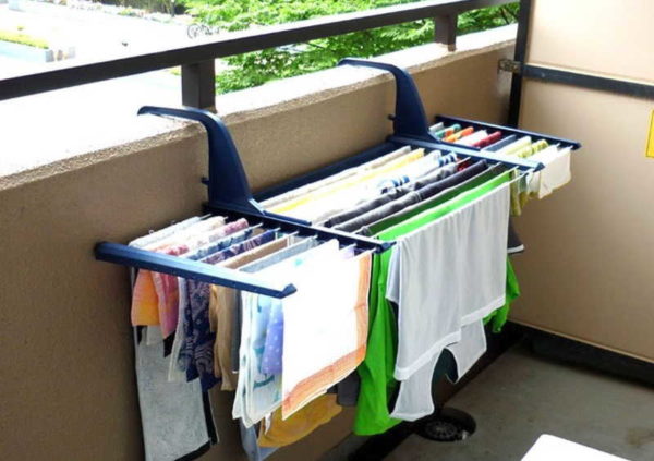Sèche-linge suspendu sur le balcon