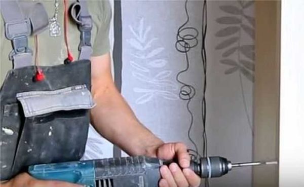 Au bout de la porte, nous forons un trou pour le cylindre de verrouillage avec une perceuse à plume