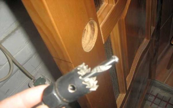 Il est préférable de travailler avec une couronne avec une porte en bois