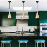 Qui a dit que le vert foncé ou la malachite était trop? S'il y a suffisamment de lumière et que la pièce est spacieuse, c'est juste une excellente option.