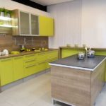 La couleur vert pomme de la façade de la cuisine est combinée avec des nuances de brun
