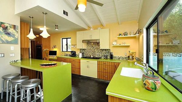 Les cuisines jaune-vert sont rares: il est difficile de créer un intérieur harmonieux à partir de deux teintes vives