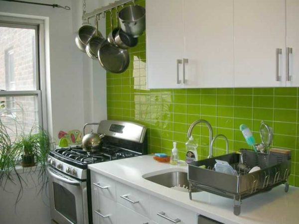 Carreaux brillants sur plastique de cuisine - un accent dessus