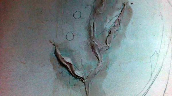 Petit à petit, nous étendons la solution avec un couteau à palette, remplissant le contour des algues, coupons autant que possible l'excès, lissons