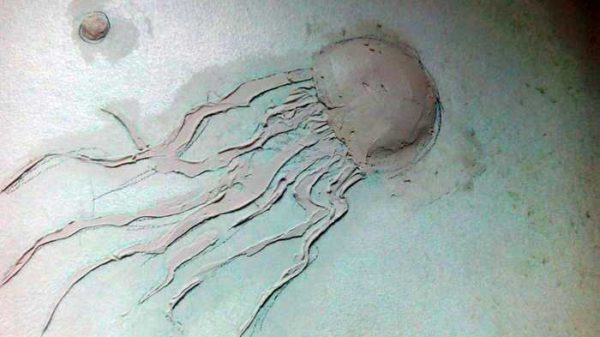 Un bas-relief de méduse en plâtre ou en mastic acrylique n'est pas beaucoup plus difficile à réaliser ...