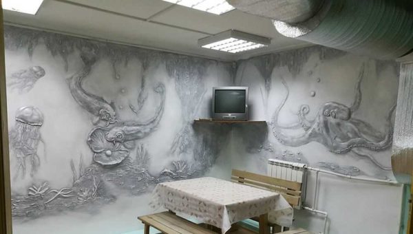 Le bas-relief sur le mur sur le thème marin est prêt