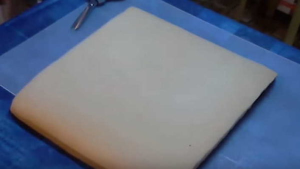 Le latex est généralement fabriqué sur commande, de sorte que les bords sont arrondis - pour plus de commodité