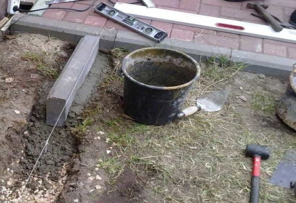 Réalisation de travaux d'installation de bordures et de bordures