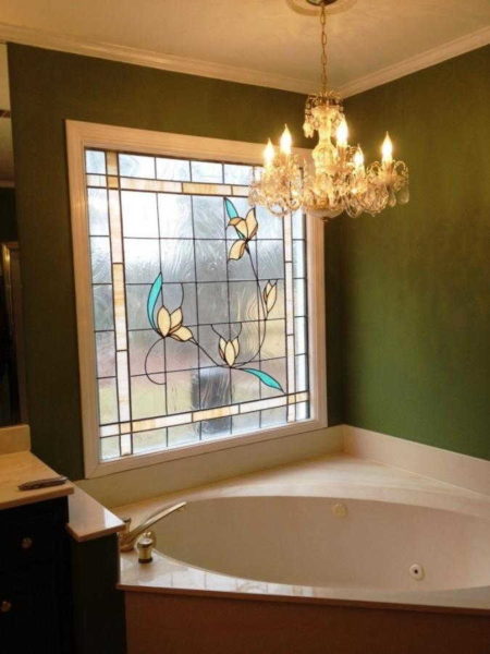 Le vitrail à l'intérieur de la salle de bain vous permet de maintenir l'intimité