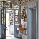 Vitrail traditionnel dans la décoration intérieure de la porte d'entrée
