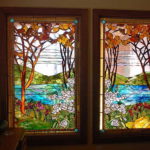 Pour deux feuilles, un ornement est utilisé dans une image miroir