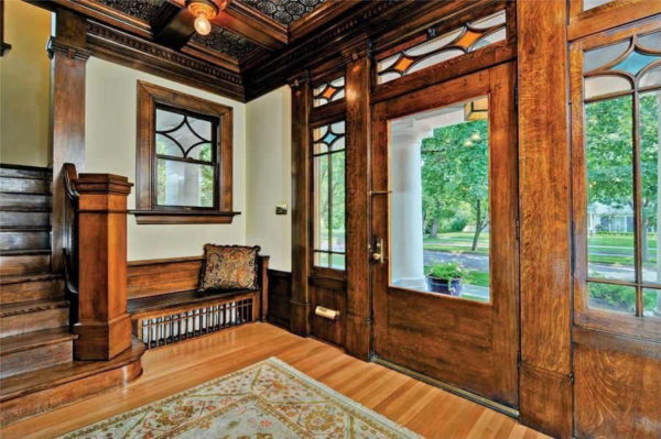 Éléments en vitrail du même style sur les portes, fenêtres, à l'intérieur