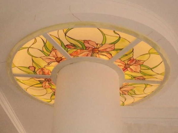 Le haut de la colonne est décoré d'ornements en verre
