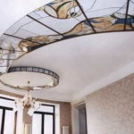 Et c'est un vitrail encastré dans le plafond suspendu