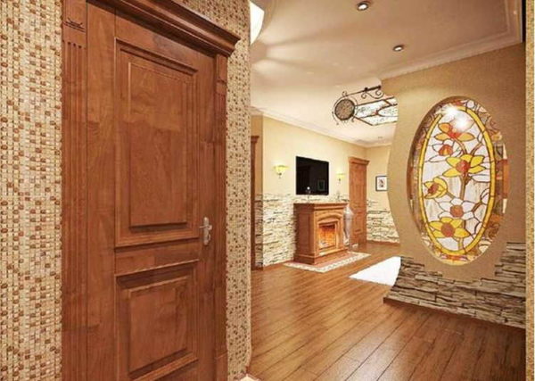 Il est plus facile d'installer soi-même des vitraux à l'intérieur si vous choisissez des couleurs pas trop vives