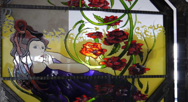 Vitrail peint - le dessin est appliqué à l'aide de peintures et fixé à haute température